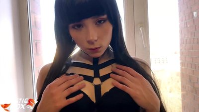 Horúca brunetka hlboko a citlivo fajčí za peniaze