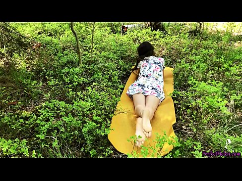 ❤️ Cudzinec na Tinderi masturbuje moju kundičku a vášnivo šuká v lese Sex video na nás ❤